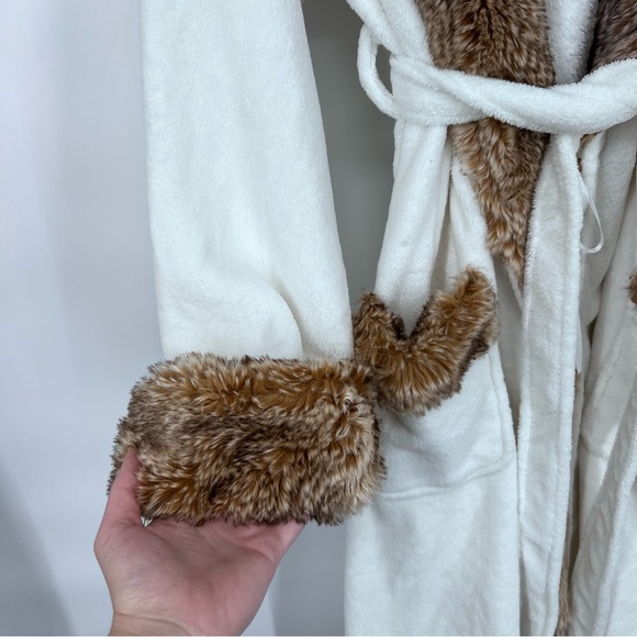 Pottery Barn Intimates & Sleepwear Pottery Barn White Plush Faux